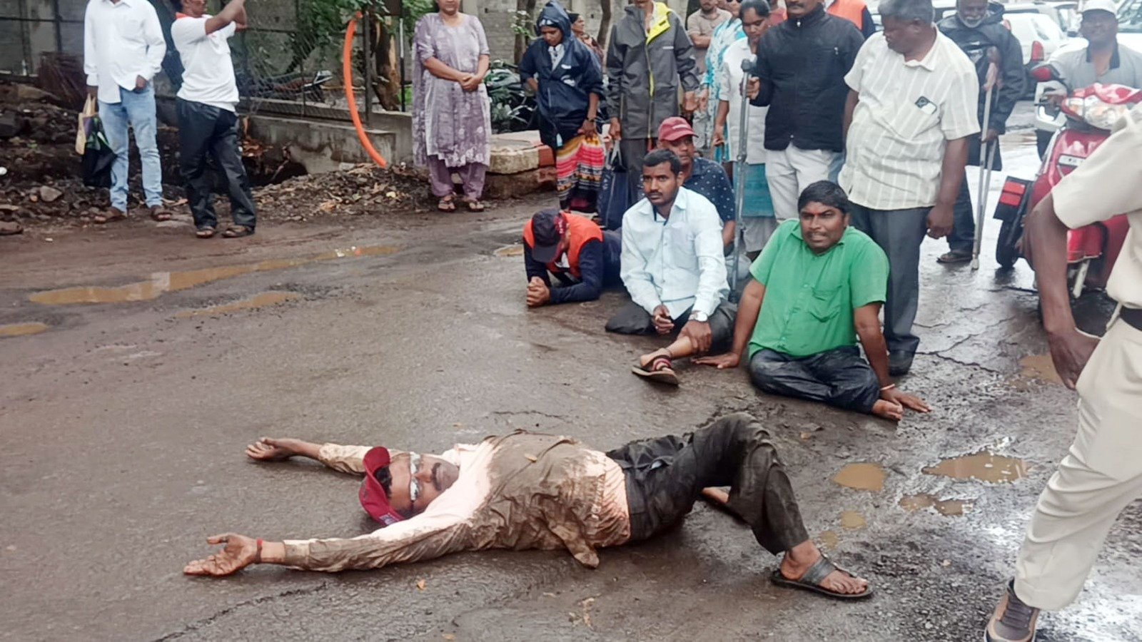 दिव्यांगांचे जिल्हाधिकार्‍यांच्या दालनापर्यंत लोटांगण