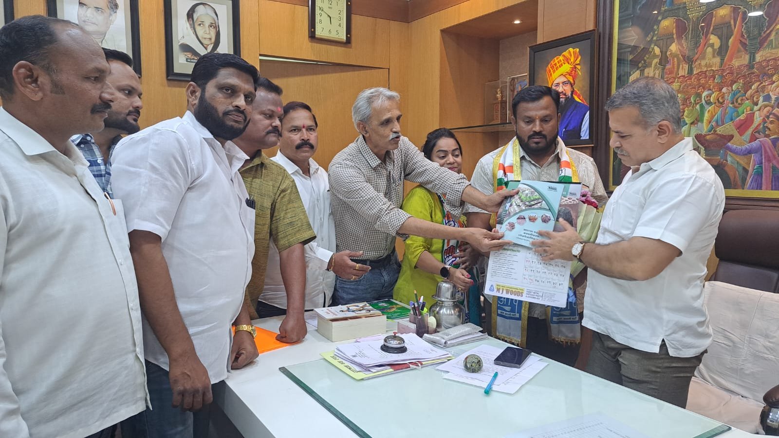 महाविकास आघाडीचे नगराध्यक्षांना निवेदन सादर