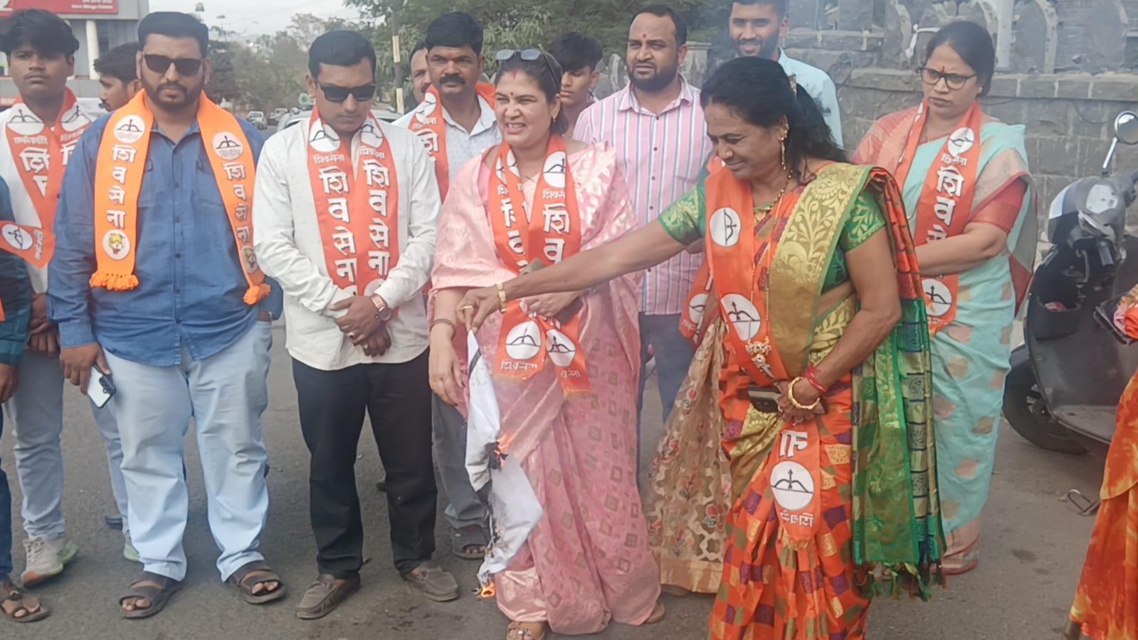 साताऱ्यात शिवसेनेचे खा. राहुल गांधींच्या फोटोला जोडे मारो आंदोलन 