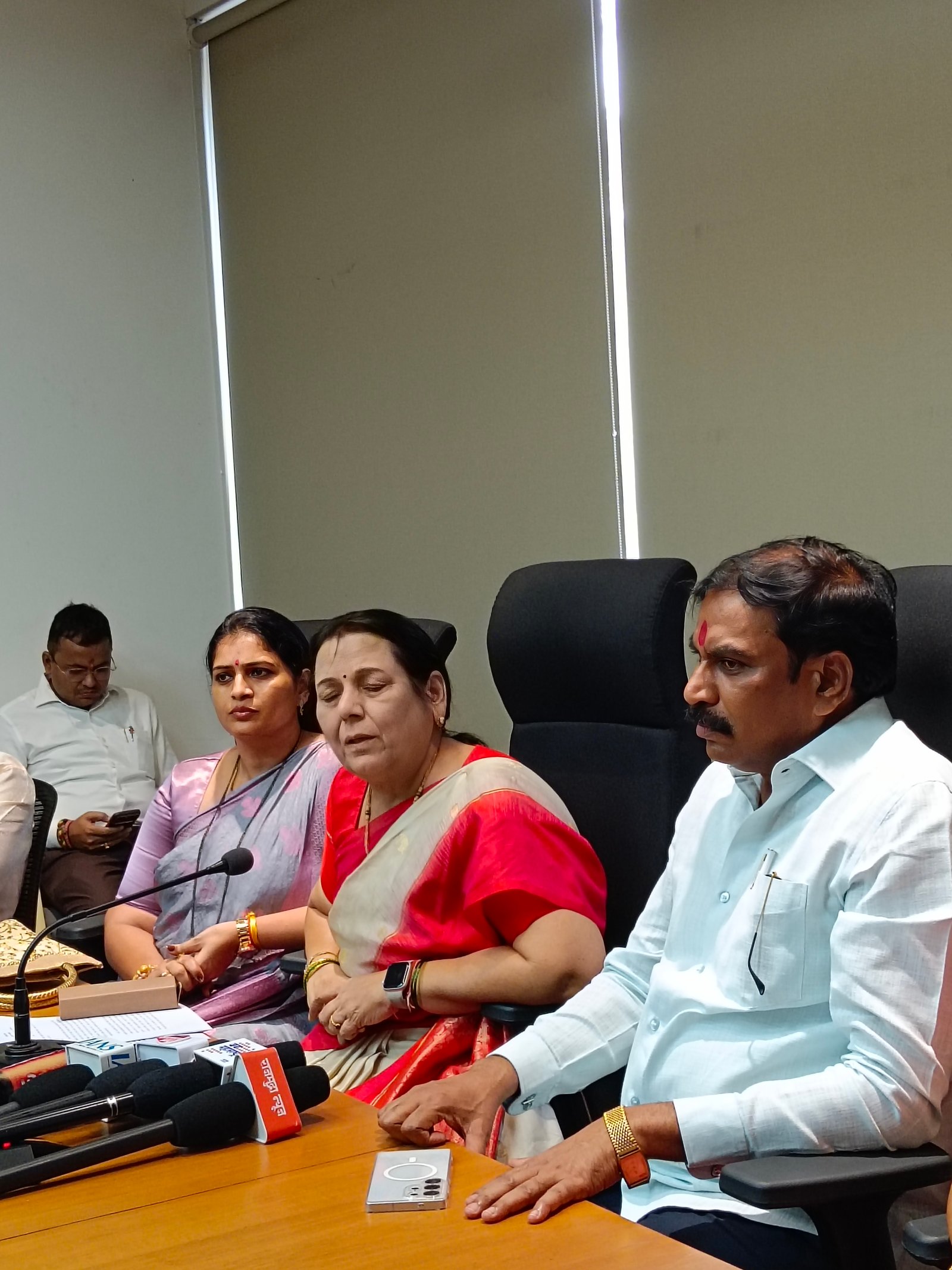 व्यवस्था सुधारली तरच जनतेचा विश्वास वाढेल